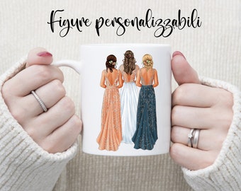 Peut inclure: Mug en céramique blanche avec une illustration colorée de trois femmes en robes. Le texte "figure personalizzabili" est imprimé sur la tasse.