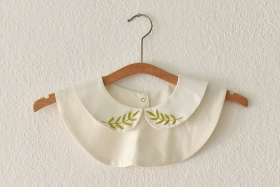 Geborduurd befje voor onder een trui Handgemaakt vintage | Etsy Geborduurd befje voor onder een trui Handgemaakt vintage | Etsy