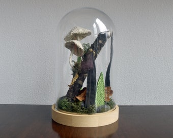 Botanische kunst - Glazen stolp met een textile wereld | Handgemaakt in Herfst en lente thema. Paddestoelen en klokjesbloem