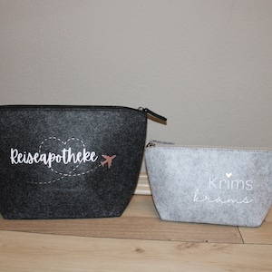 Kulturbeutel Kosmetiktasche Schminktasche aus Filz mit Aufdruck oder Wunschaufdruck hellgrau und dunkelgrau groß und klein