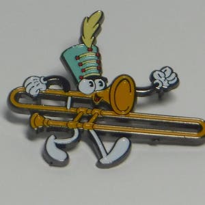 Könnte beinhalten: Eine Comicfigur mit einem blauen und roten Hut spielt Trompete. Die Figur hat ein weißes Gesicht mit schwarzen Augen und einem roten Mund. Die Trompete ist silber mit goldenen Akzenten.