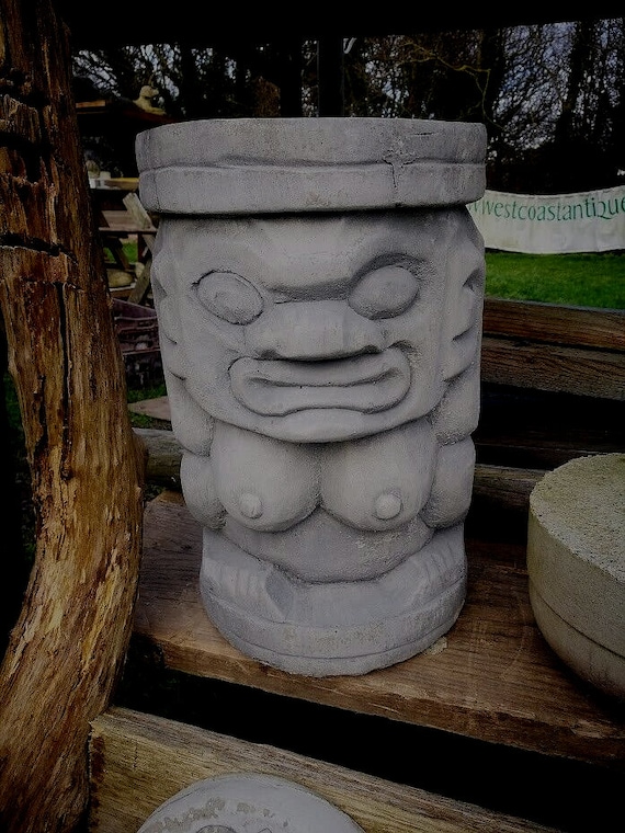 Tiki totem pole Lady in Concrete 38kg