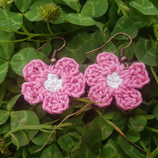 Boucles d'oreilles petite fleur des champs au crochet attaches sans nickel