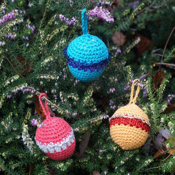 Lot de trois boules de Noël scintillantes  au crochet