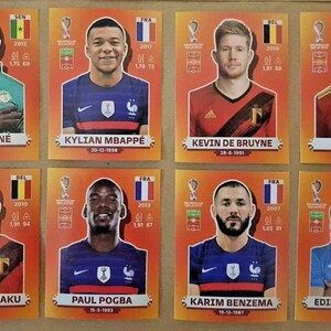 QATAR Coupe du Monde de la FIFA 2022, édition orange État neuf - Lot de 8 Mbappe, Gavi, Benzema, Kevin De Bruyne