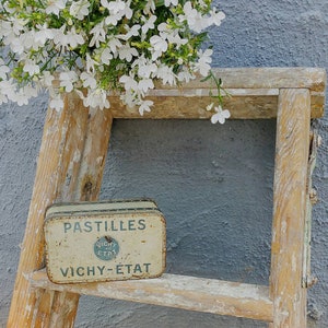 Vintage 1950&#39;s Vichy-Etat pastilles tin, shabby chic tin