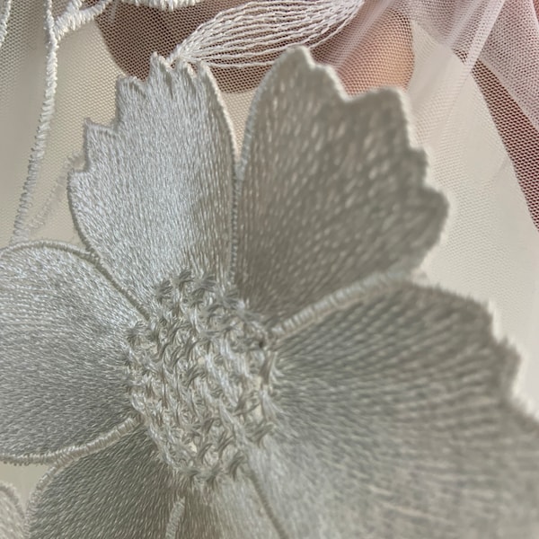 Tissu de dentelle 3D, Tulle blanc cassé, fleurs brodées 3D Dentelle de mariage, Dentelle pour la haute couture faite à la main 1/2 yard