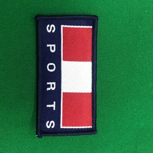 Könnte beinhalten: Ein blauer und weißer Patch mit dem Wort "SPORTS" in weißen Buchstaben und einem rot-weiß-roten Streifenmuster.