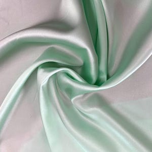 Satén de seda pura con elastano Color mentol claro por 50 cm Seda morera con elastano color verde claro de Italia