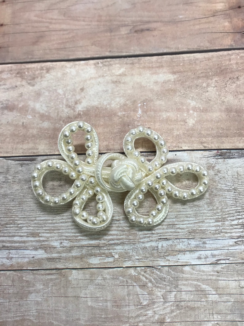 6 frog closures in satin and pearls. Closures. bild 1
