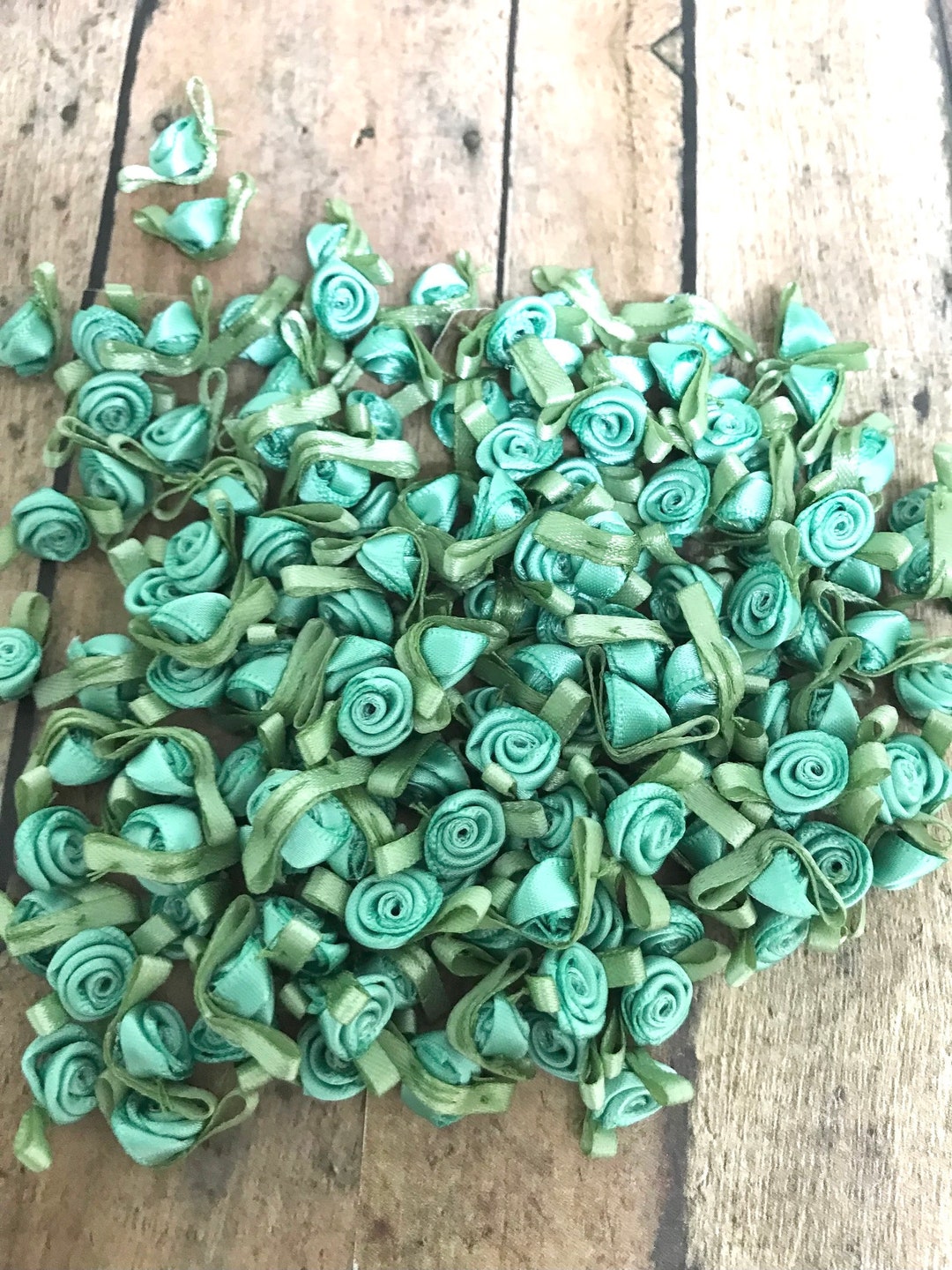 50 Green Roses in Satin. Small Roses. Rose Buds - Etsy