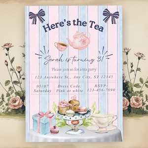Op de afbeelding: Waterverf uitnodiging voor een theeparty met roze en blauwe strepen. De tekst "Here's the Tea" en "Sarah is turning 3!". De uitnodiging bevat een theepot, een kopje en desserts.