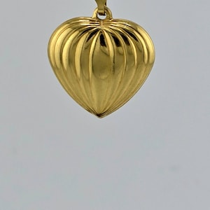 Vintage 18k Yellow Gold Heart Pendant - Estate Jewelry Classic - 3.74 grams
