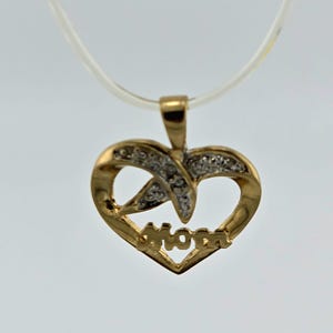 Timeless 10K Yellow Gold Vintage Estate &#39;Mom&#39; Heart Pendant - 1.47 grams