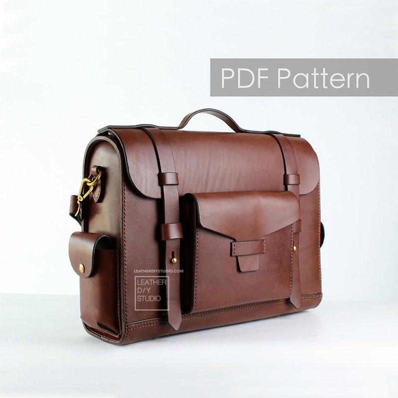 Puede incluir: Un malet&iacute;n de cuero marr&oacute;n con un bolsillo frontal y una correa. La bolsa tiene una hebilla dorada y una cremallera dorada. La bolsa est&aacute; etiquetada como "Leather DIY Studio".