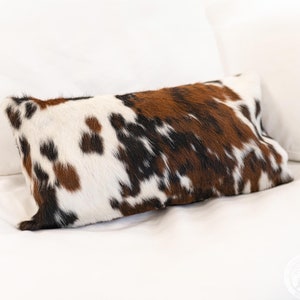 Driekleurige koeienhuid kussensloop – decor in ranchstijl – hair-on verbergkussen – dubbelzijdige koeienhuid kussenhoes – maat 12 x 22&#39;&#39;