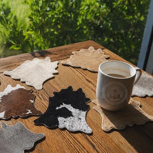 Untersetzer in Kuhfellform | Getränkeuntersetzer aus echtem Leder | Western-Deko | Rustikales Gastgeschenk für Hochzeiten | Einzugsgeschenk Bild 1