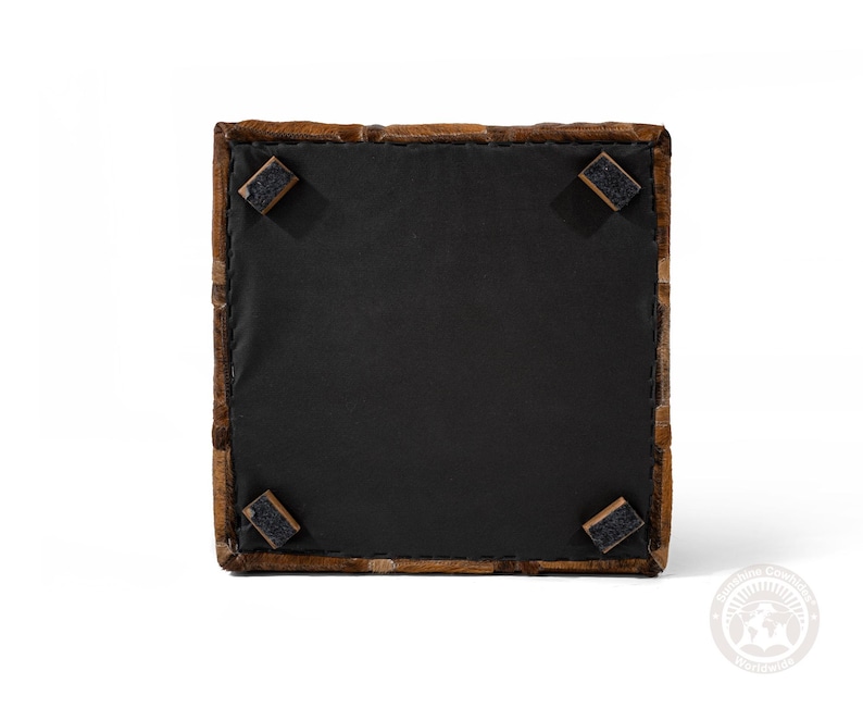 Pu&ograve; includere: Pouf in pelle marrone con rivestimento in tessuto nero e quattro piedini in feltro nero.