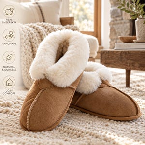 K&ouml;nnte beinhalten: Ein Paar beigefarbene Wildleder-Hausschuhe mit dickem, wei&szlig;em Lammfellfutter und Umschlag. Das Bild enth&auml;lt Textsymbole mit den Bezeichnungen Real Sheepskin, Handmade, Natural & Durable und Cozy Comfort, die die Merkmale dieser Hausschuhe hervorheben.