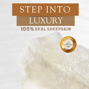 Puede incluir: Primer plano de una alfombra de piel de oveja color crema con una textura esponjosa. La imagen incluye el texto "STEP INTO LUXURY" y "100% REAL SHEEPSKIN". Un sello dorado dice "100% PREMIUM QUALITY LUXURY COWHIDES HIGH QUALITY".