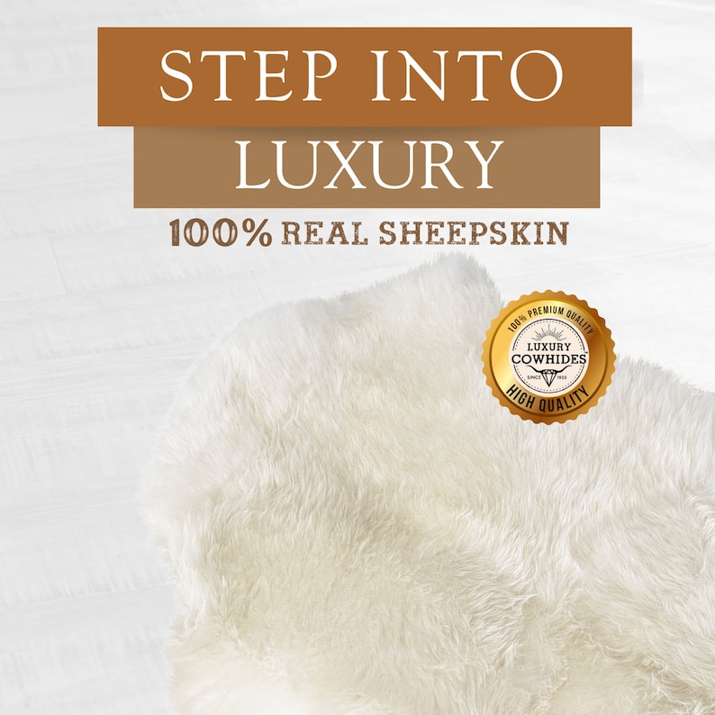 Puede incluir: Primer plano de una alfombra de piel de oveja color crema con una textura esponjosa. La imagen incluye el texto "STEP INTO LUXURY" y "100% REAL SHEEPSKIN". Un sello dorado dice "100% PREMIUM QUALITY LUXURY COWHIDES HIGH QUALITY".