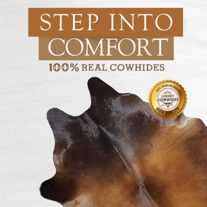 Może przedstawiać: Brązowo-czarny dywan ze sk&oacute;ry krowiej z napisem "STEP INTO COMFORT 100% REAL COWHIDES" i złotą pieczęcią z napisem "100% PREMIUM QUALITY LUXURY COWHIDES SINCE 1995 HIGH QUALITY".