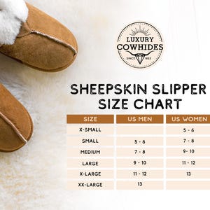 K&ouml;nnte beinhalten: Ein Paar hellbraune Lammfellhausschuhe mit wei&szlig;em Fleecefutter neben einer Gr&ouml;&szlig;entabelle mit der &Uuml;berschrift SHEEPSKIN SLIPPER SIZE CHART. Die Tabelle listet Gr&ouml;&szlig;en von X-SMALL bis XX-LARGE mit den entsprechenden US-Schuhgr&ouml;&szlig;en f&uuml;r Damen und Herren.