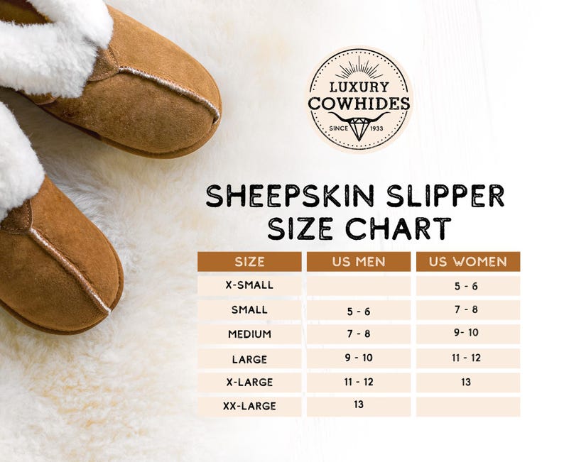 K&ouml;nnte beinhalten: Ein Paar hellbraune Lammfellhausschuhe mit wei&szlig;em Fleecefutter neben einer Gr&ouml;&szlig;entabelle mit der &Uuml;berschrift SHEEPSKIN SLIPPER SIZE CHART. Die Tabelle listet Gr&ouml;&szlig;en von X-SMALL bis XX-LARGE mit den entsprechenden US-Schuhgr&ouml;&szlig;en f&uuml;r Damen und Herren.