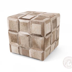 K&ouml;nnte beinhalten: Ein quadratischer Hocker mit einem geometrischen Muster aus verschiedenen Braunt&ouml;nen und wei&szlig;em Rindsleder.