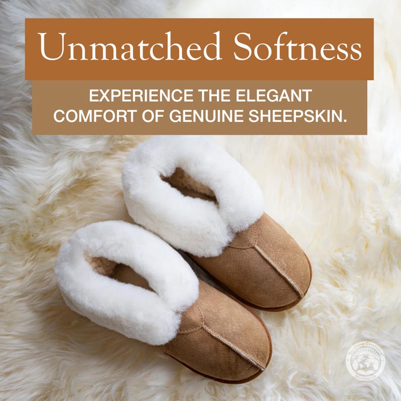 K&ouml;nnte beinhalten: Ein Paar beigefarbene Wildleder-Hausschuhe mit wei&szlig;em Schaffellfutter und Besatz. Der Text auf dem Bild lautet: Unmatched Softness. EXPERIENCE THE ELEGANT COMFORT OF GENUINE SHEEPSKIN. Die Hausschuhe liegen auf einer wei&szlig;en, strukturierten Schaffelloberfl&auml;che.