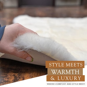 Puede incluir: Una mano levanta una secci&oacute;n de una alfombra blanca y esponjosa, revelando su suave textura. La parte inferior de la alfombra es de color beige claro. El texto en la imagen dice: "STYLE MEETS WARMTH & LUXURY WHERE COMFORT AND STYLE MEET."