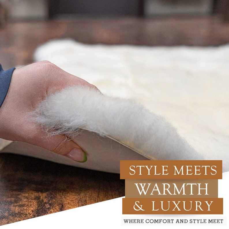 Puede incluir: Una mano levanta una secci&oacute;n de una alfombra blanca y esponjosa, revelando su suave textura. La parte inferior de la alfombra es de color beige claro. El texto en la imagen dice: "STYLE MEETS WARMTH & LUXURY WHERE COMFORT AND STYLE MEET."