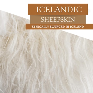 Puede incluir: Primer plano de piel de oveja islandesa blanca con fibras largas y onduladas. La imagen incluye el texto "ICELANDIC SHEEPSKIN" y "ETHICALLY SOURCED IN ICELAND" en marr&oacute;n y blanco. La piel de oveja parece suave y lujosa.