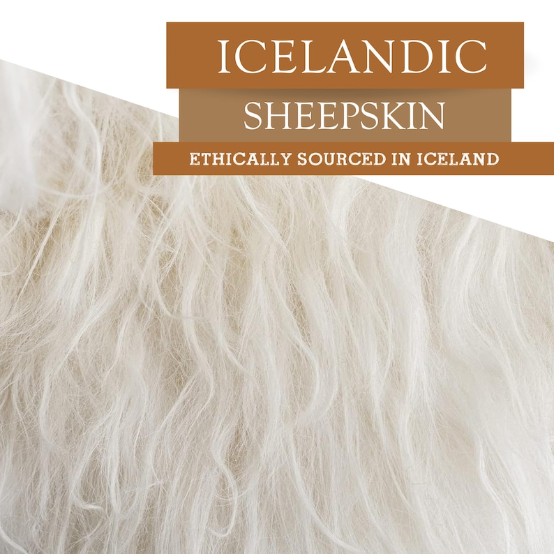 Puede incluir: Primer plano de piel de oveja islandesa blanca con fibras largas y onduladas. La imagen incluye el texto "ICELANDIC SHEEPSKIN" y "ETHICALLY SOURCED IN ICELAND" en marr&oacute;n y blanco. La piel de oveja parece suave y lujosa.
