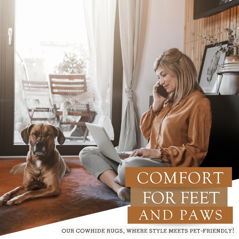 Może przedstawiać: Kobieta siedzi na brązowym dywanie ze sk&oacute;ry krowiej z psem obok niej. Rozmawia przez telefon i pracuje na laptopie. Tekst na dywanie brzmi "COMFORT FOR FEET AND PAWS OUR COWHIDE RUGS, WHERE STYLE MEETS PET-FRIENDLY!"