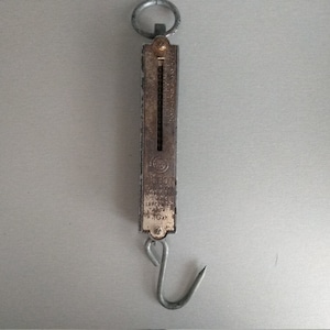 Vintage weighing scales - Pocket balance - Hand scale - Scales up to 10kg - Old pocket scale - Antique spring scale - Hanging scale hook