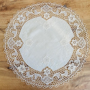 Vintage Hand embroidered small  with needle (1)