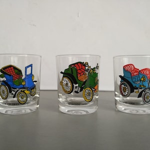 Vintage drinking glasses - Set of 3  Glasses - beautiful glasses - Set of 3 vintage shot or liqueur glasses