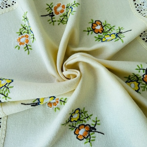 Vintage hand embroidered tablecloth with flowers - Tablecloth with flowers and lace