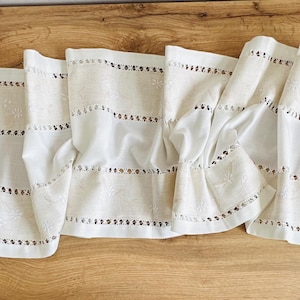 Machine embroidery runner (1)