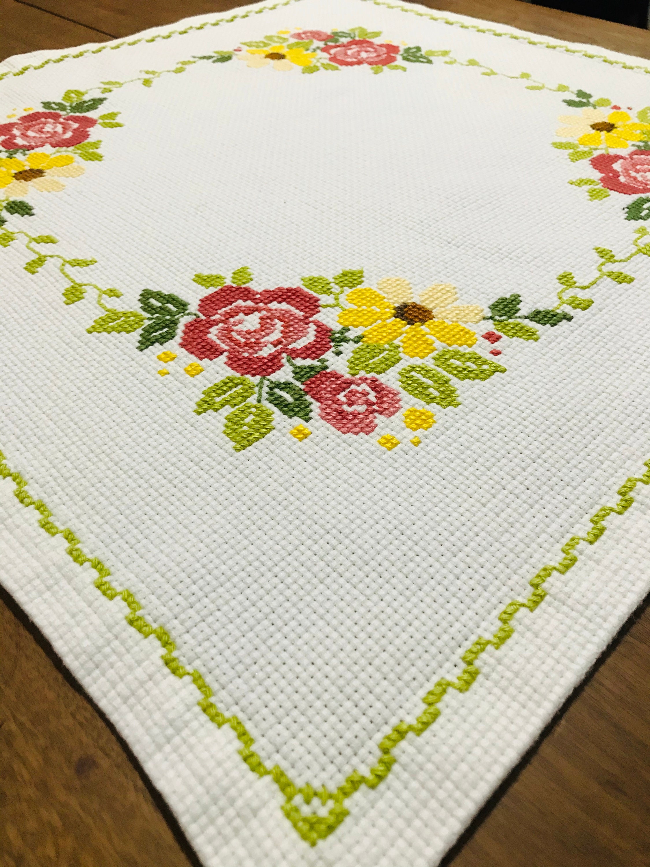 花柄手刺繍 テーブルクロス　ヴィンテージ　ハンドメイド　レースクロス ヴィンテージ ハンドメイド 刺繍 クロスステッチ 花 テーブル