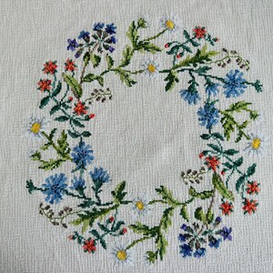 美品　フランスヴィンテージ 花柄　刺繍 テーブルクロス ヴィンテージハンドメイド刺繍クロスステッチ夏の花のテーブルクロス