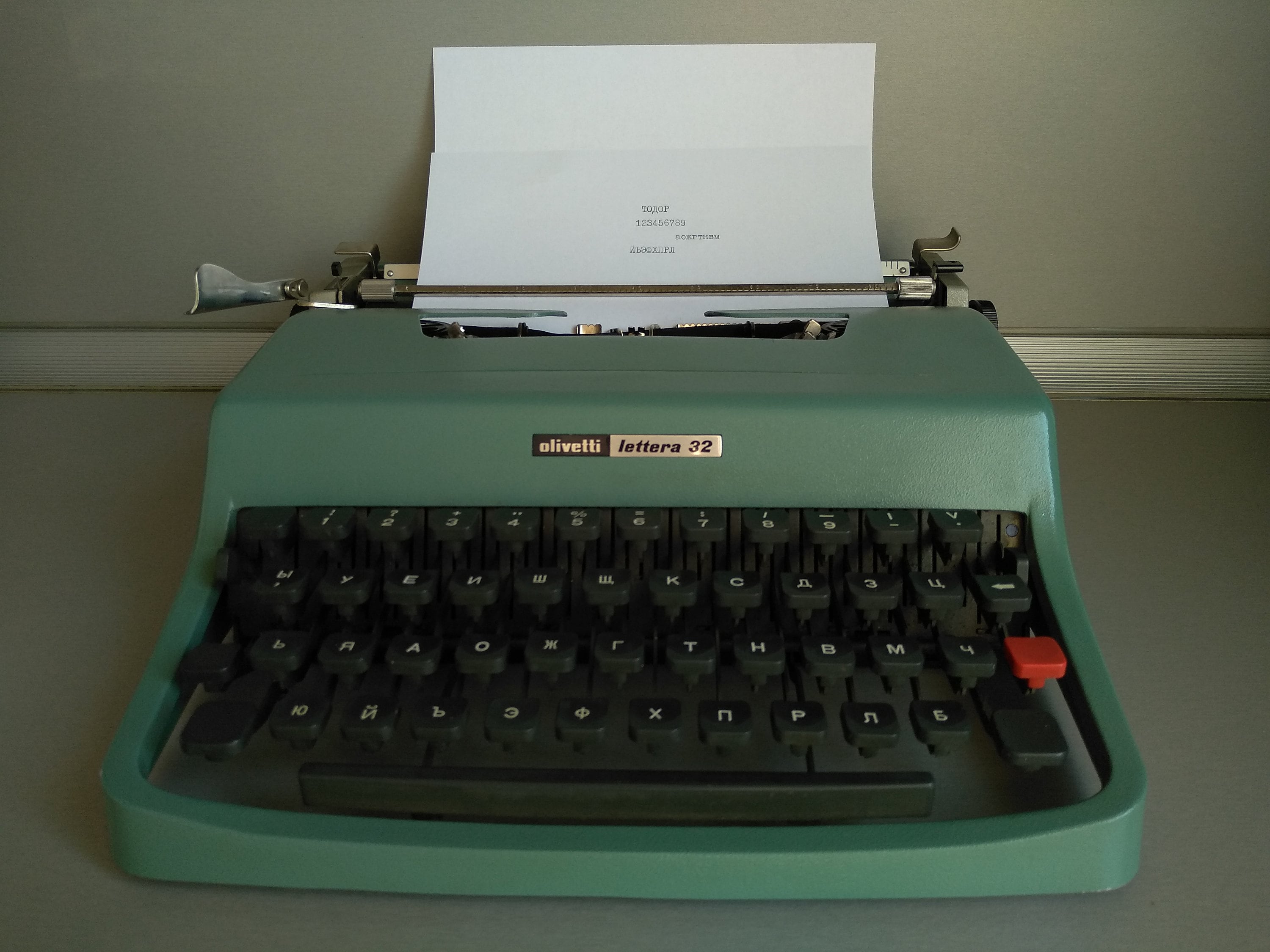 Olivetti Lettera 32 - Vintage Typewriter - Typewriter 1964