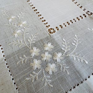 Machine embroidery runner (1)