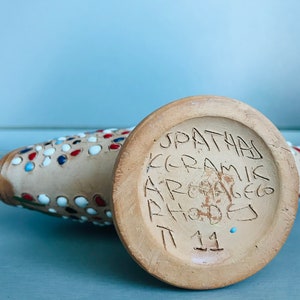 Pode incluir: Um vaso de cer&acirc;mica com um esmalte marrom salpicado e pontos brancos, vermelhos e azuis. A parte inferior do vaso &eacute; marcada com "SPATHAS CERAMIK ARCHAIEO RHODES 11".