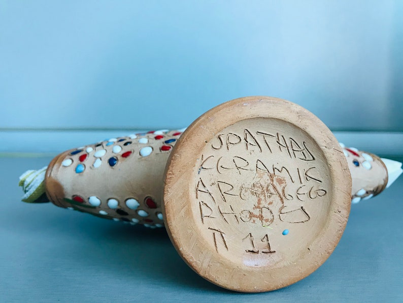 Pode incluir: Um vaso de cer&acirc;mica com um esmalte marrom salpicado e pontos brancos, vermelhos e azuis. A parte inferior do vaso &eacute; marcada com "SPATHAS CERAMIK ARCHAIEO RHODES 11".
