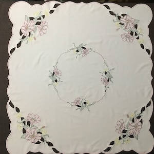 Vintage Cutwork Stickerei Tischdecke mit Blumen - Cutwork Maschinenstickerei Tischdecke
