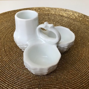 Salero y pimentero de porcelana vintage con tres saleros abiertos y asa