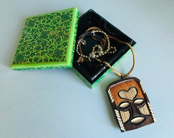 Vintage houten handgeschilderde kist: groen met gouden houten kist