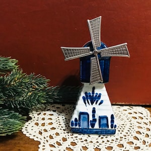 Vintage Holand hand painted windmill figurine - Holand windmill - Vintage blue and white hand painted windmill